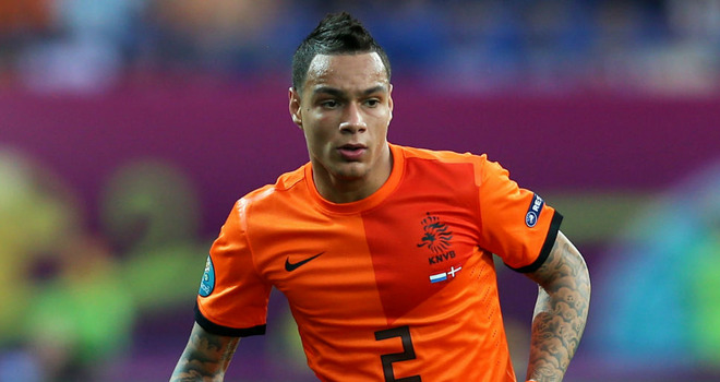 Gregory Van der Wiel con la maglia dell'Olanda
