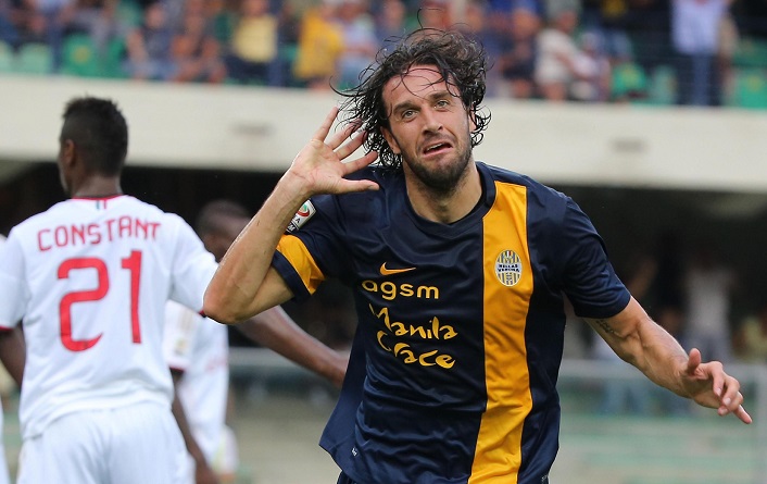 Luca Toni esulta dopo un gol al Milan.