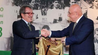 Roberto Maroni riceve da Adriano Galliani una maglia del Milan autografata